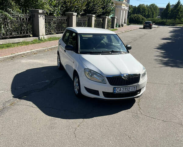Белый Шкода Фабия, объемом двигателя 1.6 л и пробегом 233 тыс. км за 6500 $, фото 2 на Automoto.ua
