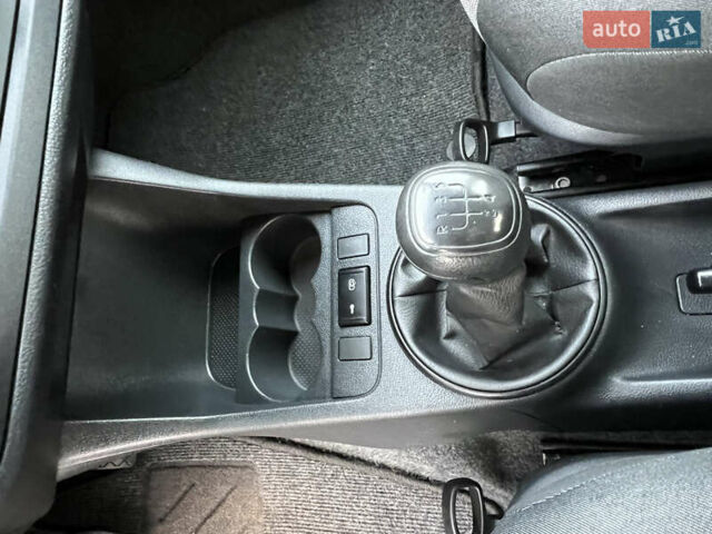 Белый Шкода Фабия, объемом двигателя 0 л и пробегом 130 тыс. км за 5300 $, фото 37 на Automoto.ua