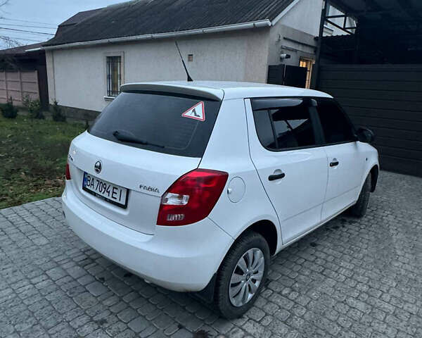 Белый Шкода Фабия, объемом двигателя 1.2 л и пробегом 189 тыс. км за 6600 $, фото 2 на Automoto.ua