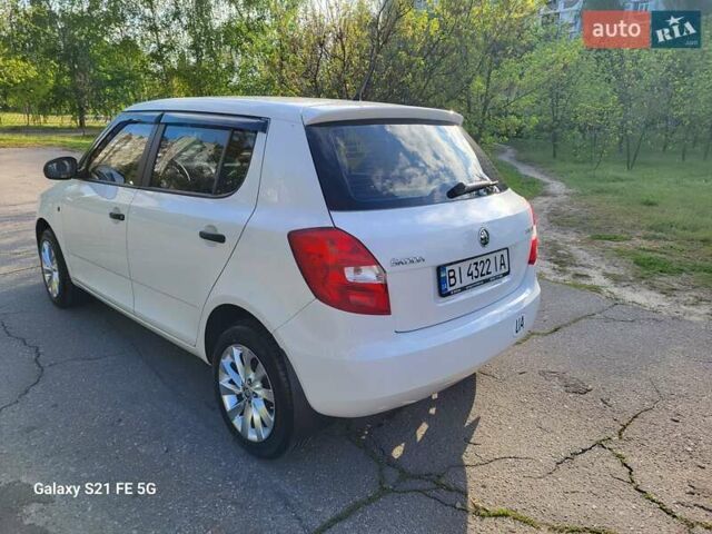 Белый Шкода Фабия, объемом двигателя 1.2 л и пробегом 154 тыс. км за 5000 $, фото 2 на Automoto.ua