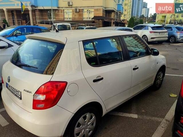 Белый Шкода Фабия, объемом двигателя 1.4 л и пробегом 235 тыс. км за 6000 $, фото 3 на Automoto.ua