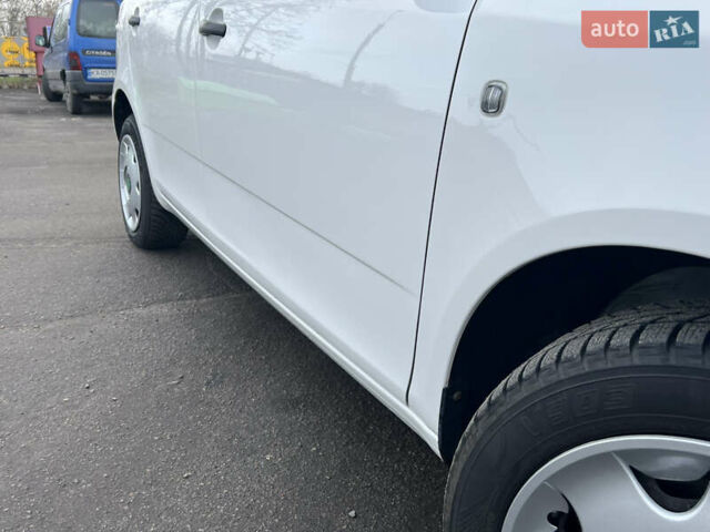 Белый Шкода Фабия, объемом двигателя 0 л и пробегом 130 тыс. км за 5300 $, фото 20 на Automoto.ua