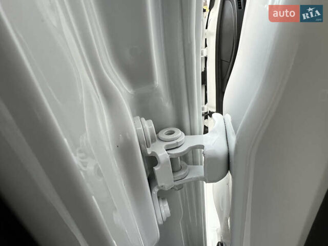 Белый Шкода Фабия, объемом двигателя 0 л и пробегом 130 тыс. км за 5300 $, фото 61 на Automoto.ua