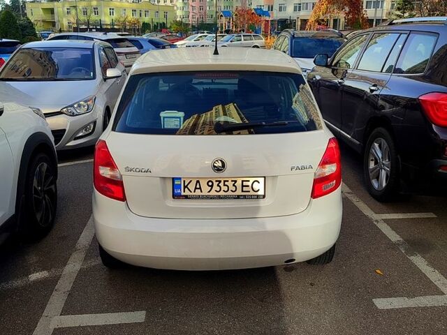 Белый Шкода Фабия, объемом двигателя 1.4 л и пробегом 235 тыс. км за 6000 $, фото 5 на Automoto.ua