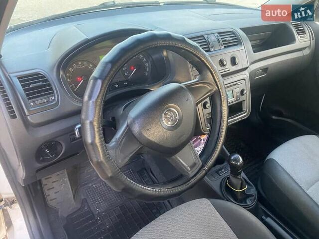 Белый Шкода Фабия, объемом двигателя 1.6 л и пробегом 243 тыс. км за 6100 $, фото 13 на Automoto.ua