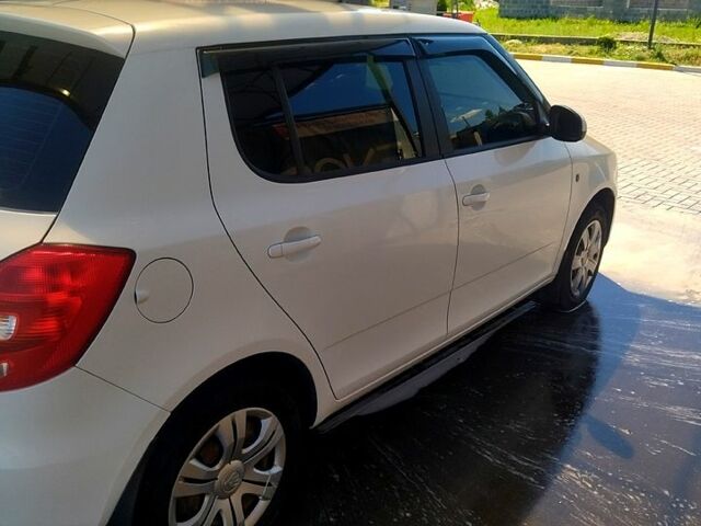 Белый Шкода Фабия, объемом двигателя 1.6 л и пробегом 245 тыс. км за 6200 $, фото 3 на Automoto.ua