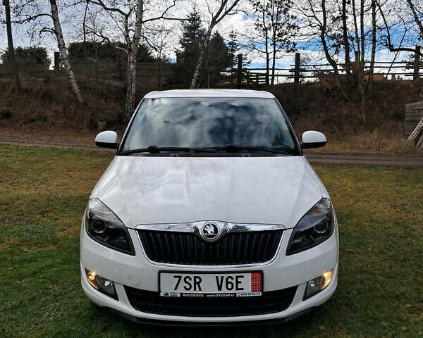 Белый Шкода Фабия, объемом двигателя 1.2 л и пробегом 270 тыс. км за 6000 $, фото 2 на Automoto.ua