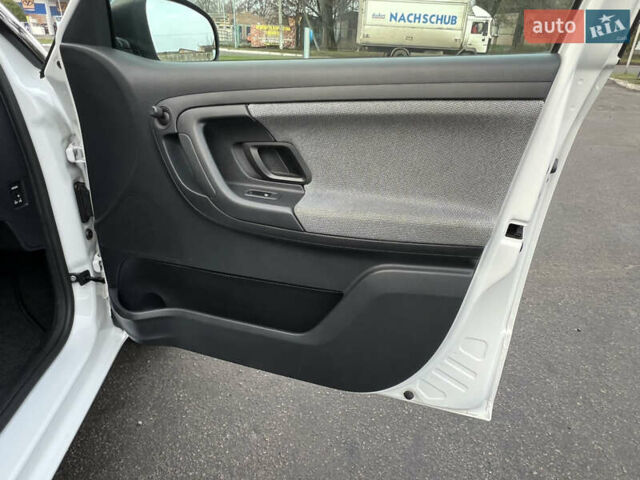 Белый Шкода Фабия, объемом двигателя 0 л и пробегом 130 тыс. км за 5300 $, фото 42 на Automoto.ua