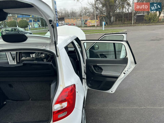 Белый Шкода Фабия, объемом двигателя 0 л и пробегом 130 тыс. км за 5300 $, фото 66 на Automoto.ua