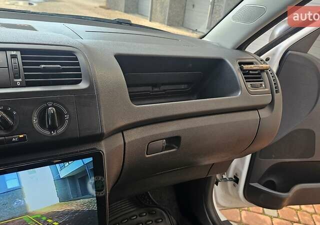 Белый Шкода Фабия, объемом двигателя 1.6 л и пробегом 132 тыс. км за 6700 $, фото 16 на Automoto.ua