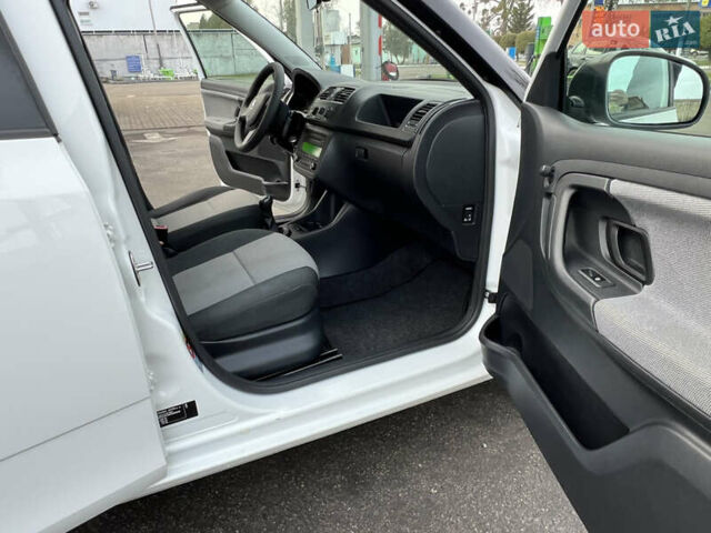 Белый Шкода Фабия, объемом двигателя 0 л и пробегом 130 тыс. км за 5300 $, фото 43 на Automoto.ua