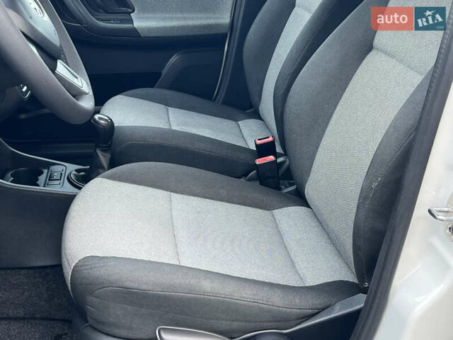 Белый Шкода Фабия, объемом двигателя 0 л и пробегом 130 тыс. км за 5300 $, фото 30 на Automoto.ua