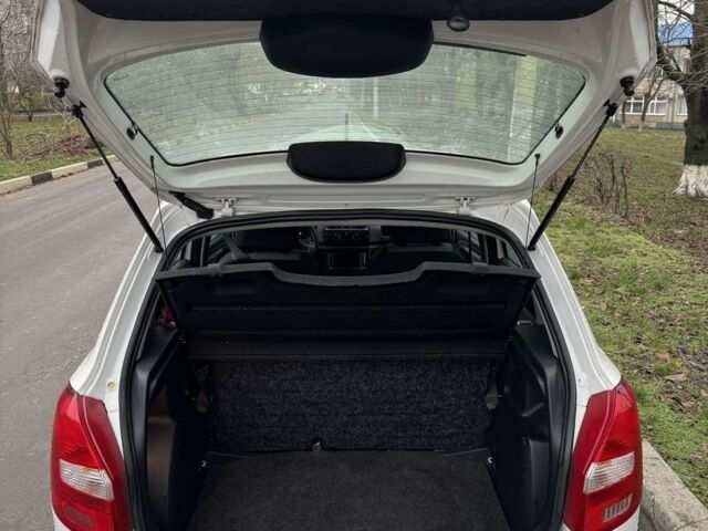 Белый Шкода Фабия, объемом двигателя 1.2 л и пробегом 300 тыс. км за 5700 $, фото 6 на Automoto.ua