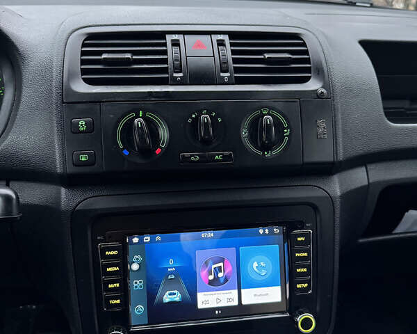 Белый Шкода Фабия, объемом двигателя 1.2 л и пробегом 310 тыс. км за 4600 $, фото 11 на Automoto.ua