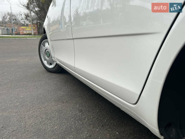 Белый Шкода Фабия, объемом двигателя 0 л и пробегом 130 тыс. км за 5300 $, фото 25 на Automoto.ua