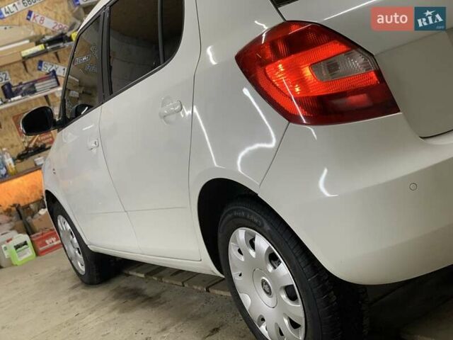 Белый Шкода Фабия, объемом двигателя 1.6 л и пробегом 260 тыс. км за 5800 $, фото 7 на Automoto.ua
