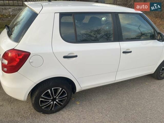 Белый Шкода Фабия, объемом двигателя 1.6 л и пробегом 243 тыс. км за 6100 $, фото 6 на Automoto.ua