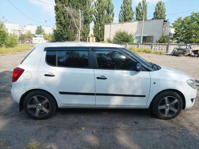 Белый Шкода Фабия, объемом двигателя 1.4 л и пробегом 249 тыс. км за 5500 $, фото 1 на Automoto.ua