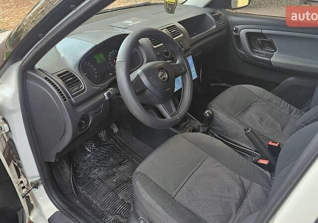 Белый Шкода Фабия, объемом двигателя 1.6 л и пробегом 132 тыс. км за 6700 $, фото 9 на Automoto.ua