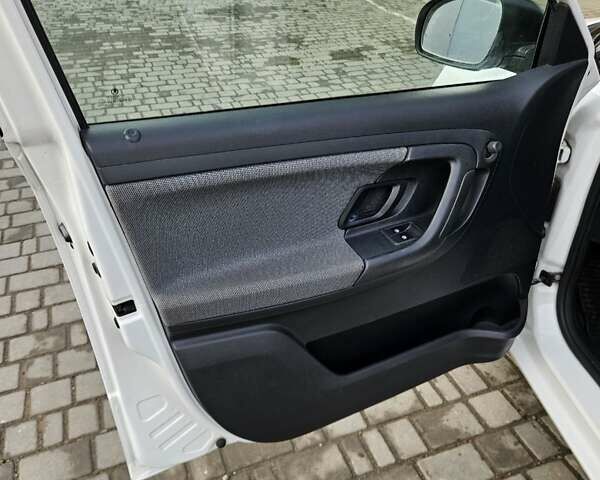Белый Шкода Фабия, объемом двигателя 1.39 л и пробегом 218 тыс. км за 5500 $, фото 10 на Automoto.ua