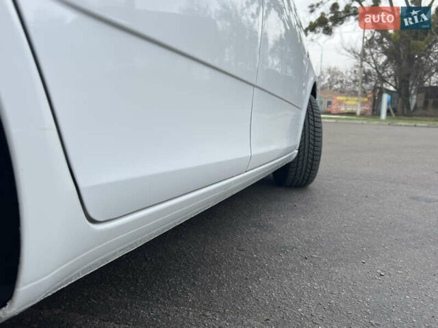 Белый Шкода Фабия, объемом двигателя 0 л и пробегом 130 тыс. км за 5300 $, фото 22 на Automoto.ua