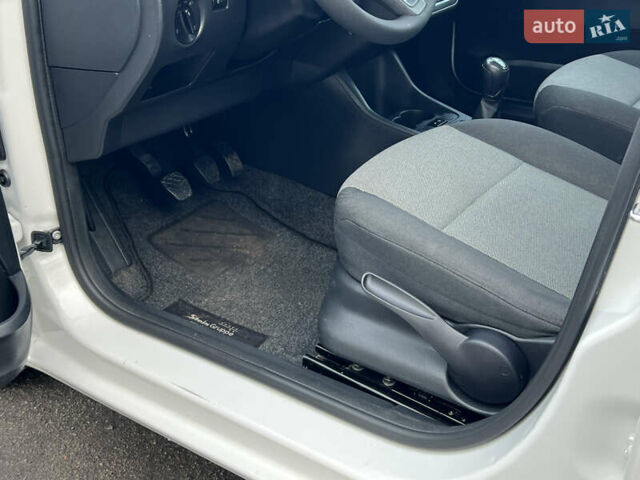 Белый Шкода Фабия, объемом двигателя 0 л и пробегом 130 тыс. км за 5300 $, фото 27 на Automoto.ua