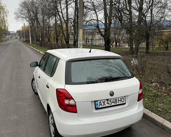 Белый Шкода Фабия, объемом двигателя 1.2 л и пробегом 310 тыс. км за 4600 $, фото 2 на Automoto.ua