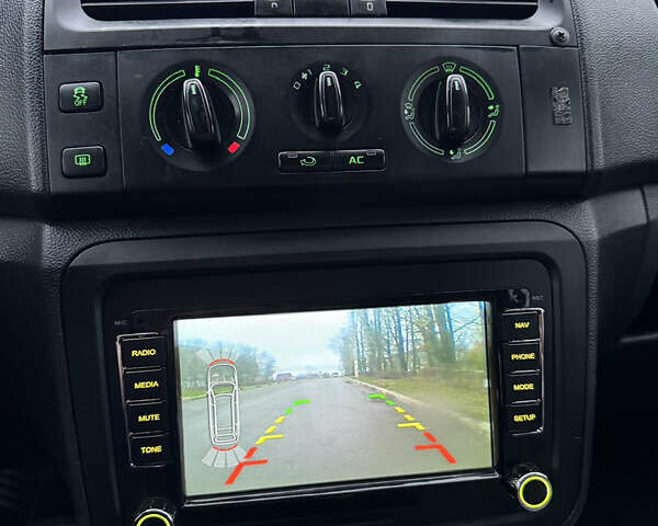 Белый Шкода Фабия, объемом двигателя 1.2 л и пробегом 310 тыс. км за 4600 $, фото 12 на Automoto.ua