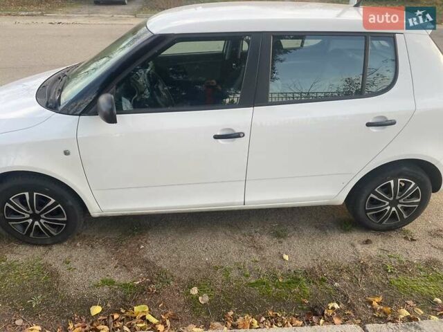 Белый Шкода Фабия, объемом двигателя 1.6 л и пробегом 243 тыс. км за 6100 $, фото 2 на Automoto.ua