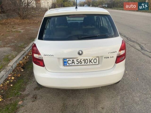 Белый Шкода Фабия, объемом двигателя 1.6 л и пробегом 243 тыс. км за 6100 $, фото 4 на Automoto.ua