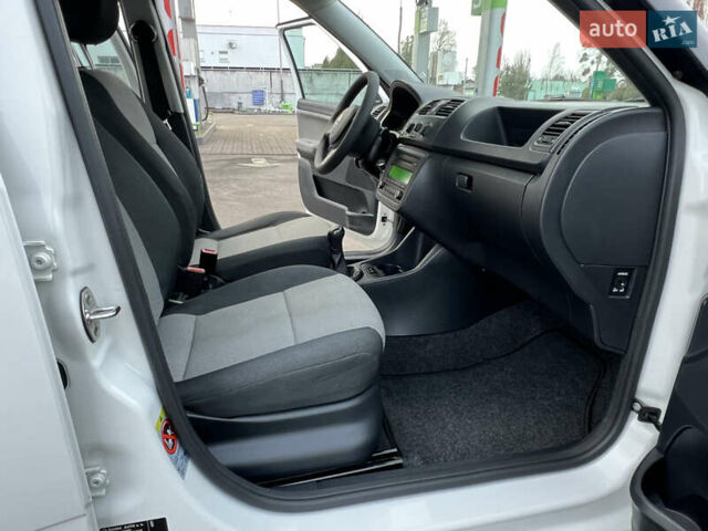 Белый Шкода Фабия, объемом двигателя 0 л и пробегом 130 тыс. км за 5300 $, фото 45 на Automoto.ua