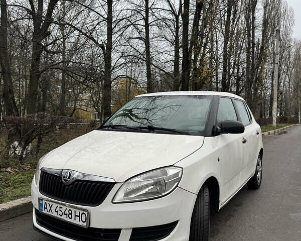 Белый Шкода Фабия, объемом двигателя 1.2 л и пробегом 310 тыс. км за 4600 $, фото 1 на Automoto.ua