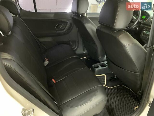 Белый Шкода Фабия, объемом двигателя 1.6 л и пробегом 260 тыс. км за 5800 $, фото 11 на Automoto.ua