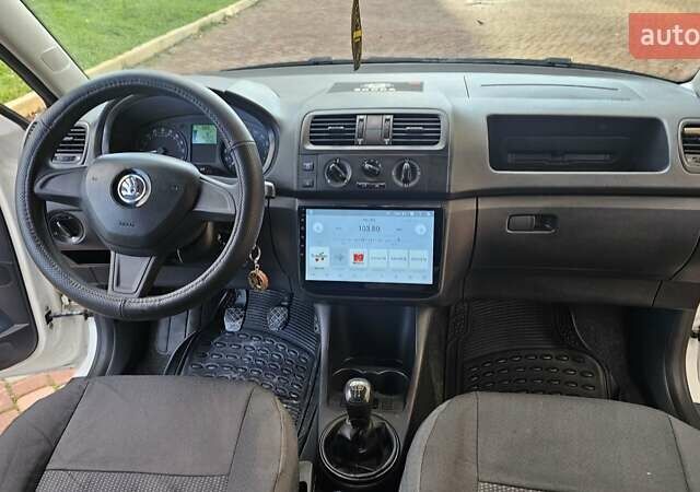 Белый Шкода Фабия, объемом двигателя 1.6 л и пробегом 132 тыс. км за 6700 $, фото 11 на Automoto.ua