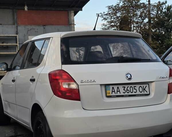 Белый Шкода Фабия, объемом двигателя 1.2 л и пробегом 185 тыс. км за 3700 $, фото 2 на Automoto.ua