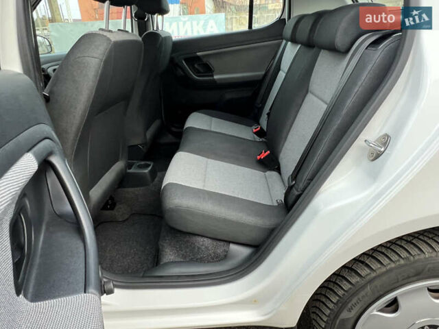 Белый Шкода Фабия, объемом двигателя 0 л и пробегом 130 тыс. км за 5300 $, фото 39 на Automoto.ua