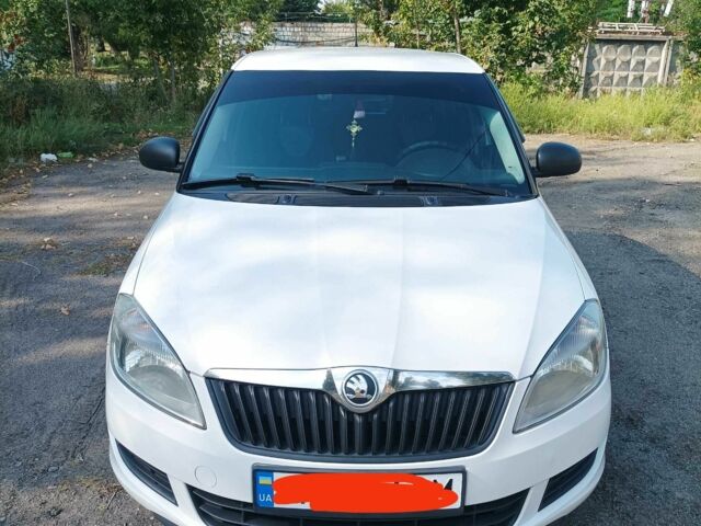 Белый Шкода Фабия, объемом двигателя 1.4 л и пробегом 249 тыс. км за 5500 $, фото 2 на Automoto.ua