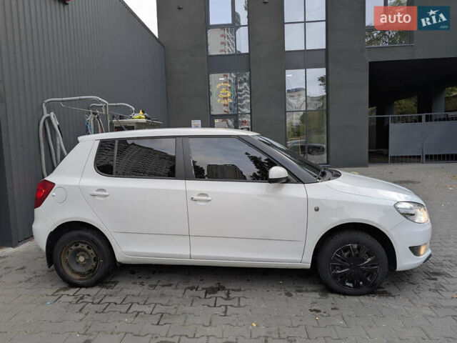 Шкода Фабия 2014 в Киеве на Automoto.ua Белый Шкода Фабия, объемом двигателя 1.2 л и пробегом 319 тыс. км за 5599 $, фото 2 на Automoto.ua