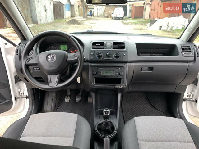 Белый Шкода Фабия, объемом двигателя 1.4 л и пробегом 210 тыс. км за 6600 $, фото 26 на Automoto.ua