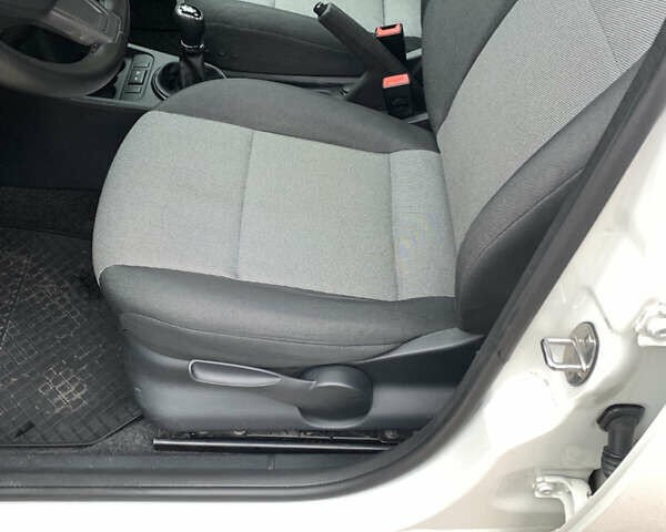 Белый Шкода Фабия, объемом двигателя 1.4 л и пробегом 210 тыс. км за 6600 $, фото 14 на Automoto.ua