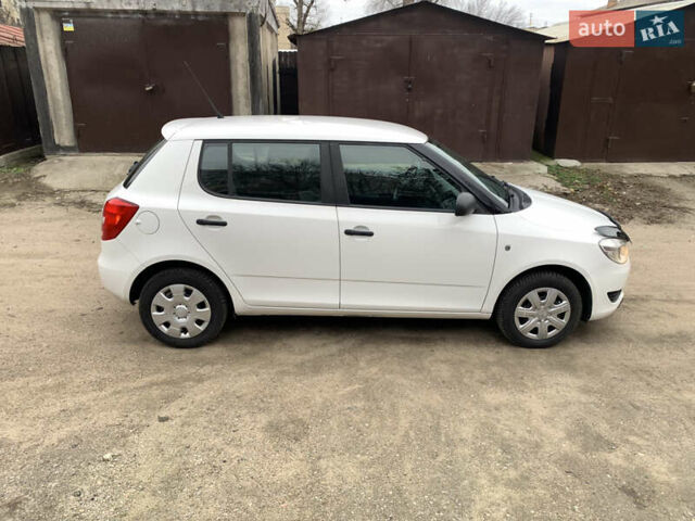 Белый Шкода Фабия, объемом двигателя 1.4 л и пробегом 210 тыс. км за 6600 $, фото 8 на Automoto.ua