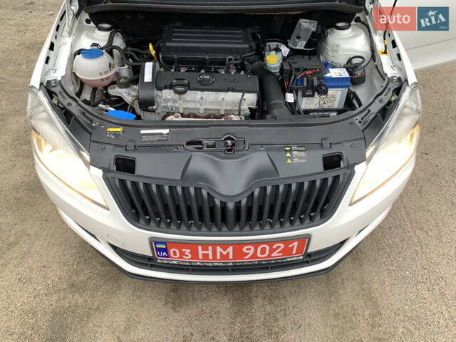 Белый Шкода Фабия, объемом двигателя 1.4 л и пробегом 210 тыс. км за 6600 $, фото 36 на Automoto.ua