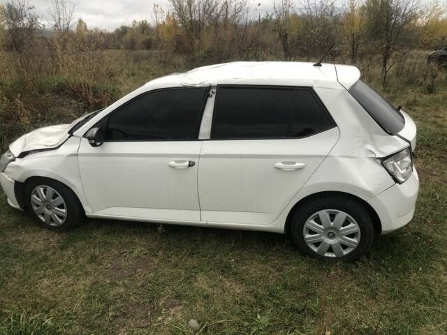 Белый Шкода Фабия, объемом двигателя 1 л и пробегом 236 тыс. км за 2800 $, фото 1 на Automoto.ua