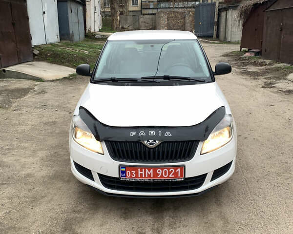 Белый Шкода Фабия, объемом двигателя 1.4 л и пробегом 210 тыс. км за 6600 $, фото 1 на Automoto.ua