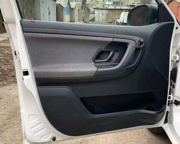 Белый Шкода Фабия, объемом двигателя 1.4 л и пробегом 210 тыс. км за 6600 $, фото 11 на Automoto.ua