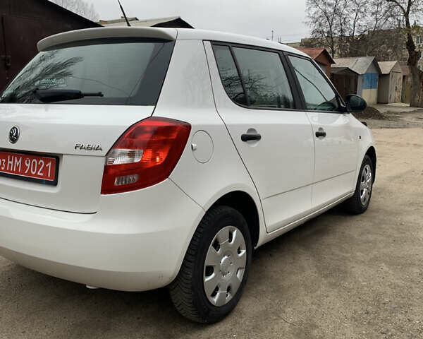 Белый Шкода Фабия, объемом двигателя 1.4 л и пробегом 210 тыс. км за 6600 $, фото 7 на Automoto.ua