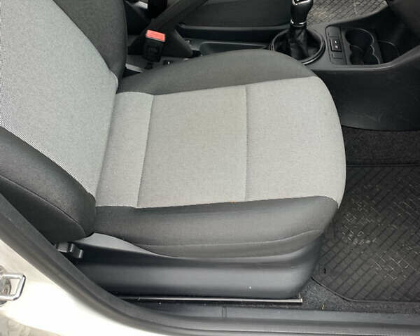 Белый Шкода Фабия, объемом двигателя 1.4 л и пробегом 210 тыс. км за 6600 $, фото 22 на Automoto.ua