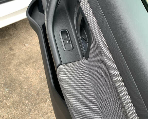 Белый Шкода Фабия, объемом двигателя 1.4 л и пробегом 210 тыс. км за 6600 $, фото 24 на Automoto.ua