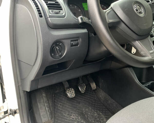 Белый Шкода Фабия, объемом двигателя 1.4 л и пробегом 210 тыс. км за 6600 $, фото 13 на Automoto.ua