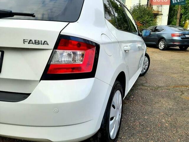Шкода Фабия 2015 в Киеве на Automoto.ua Белый Шкода Фабия, объемом двигателя 1 л и пробегом 230 тыс. км за 5299 $, фото 12 на Automoto.ua